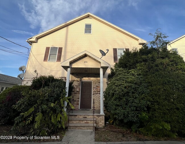 Primary Photo - 835 Maple St