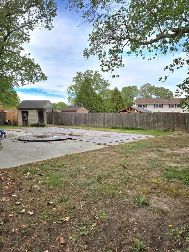 Building Photo - Spacious Five Bedroom