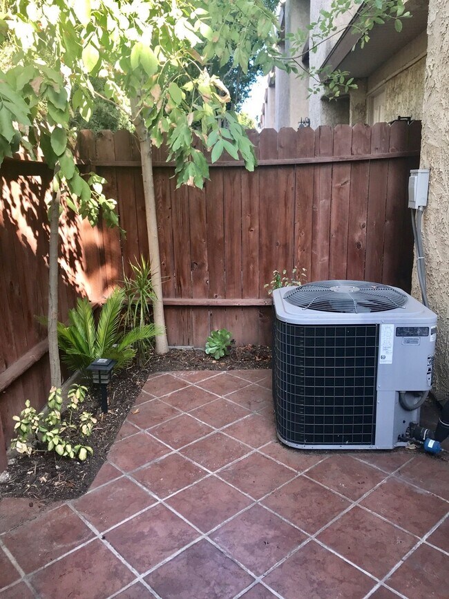 Building Photo - Beautiful and spacious multilevel townhouse in model home condition