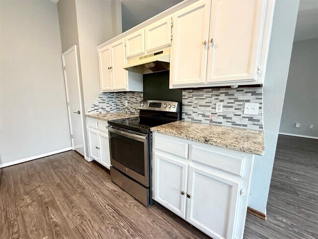 Building Photo - 2808 E Lake Dr