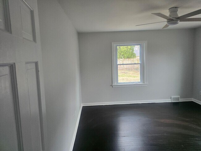 Building Photo - 3950 Riverside Dr