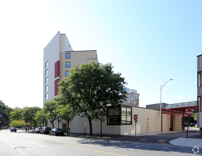 Building Photo - King's on the Square