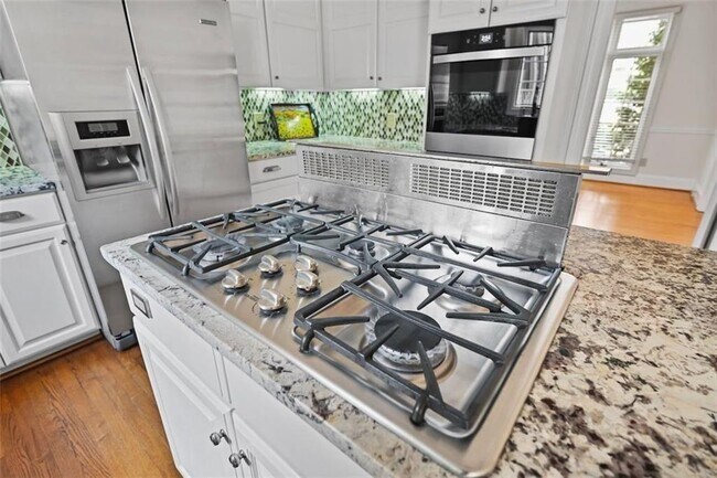 Building Photo - 11 Paces W Dr NW