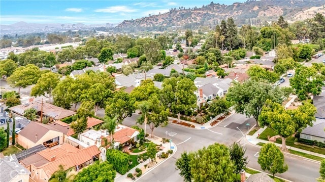 Building Photo - 546 S Beachwood Dr