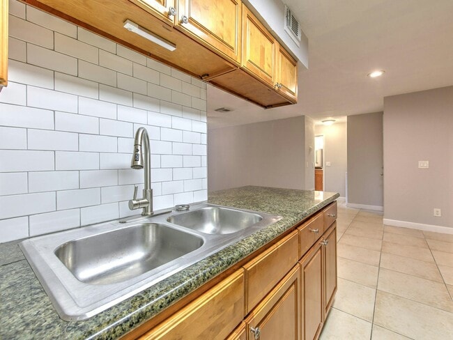 Building Photo - 526 Golden Raintree Pl