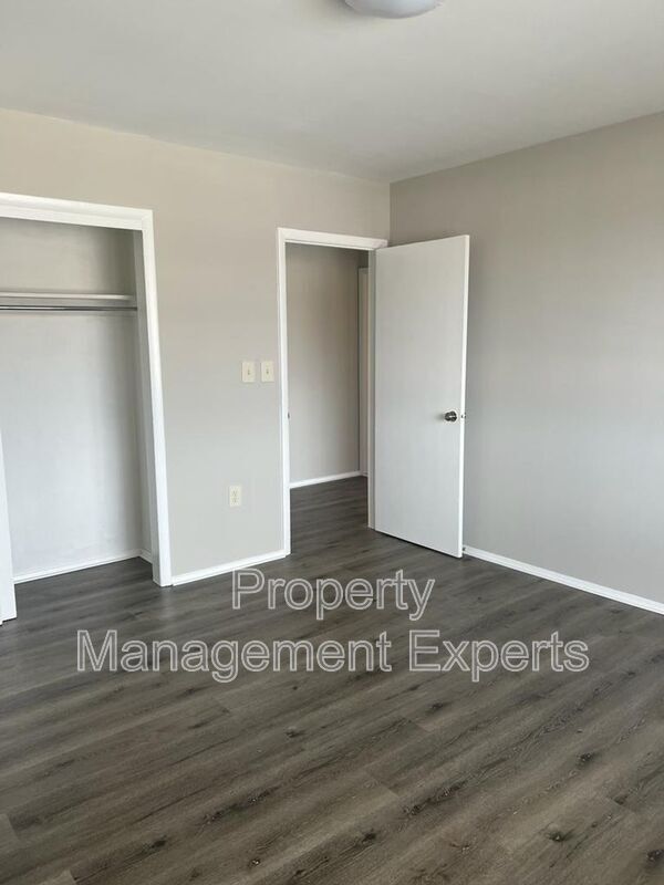 Building Photo - 2330-Glendale Terrace -C2