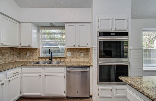 Building Photo - 5010 Village Springs Dr