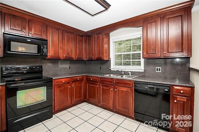 Building Photo - 1005 Rainbow Dr