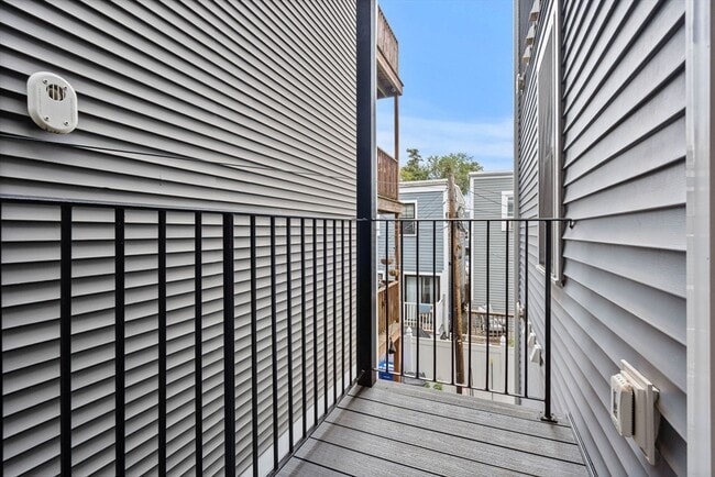 Building Photo - 174 W Seventh St