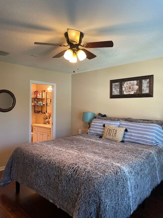 Building Photo - 2 Bedroom 2 1/2 Bath Townhouse in ST, next to MacDill Air Force Base