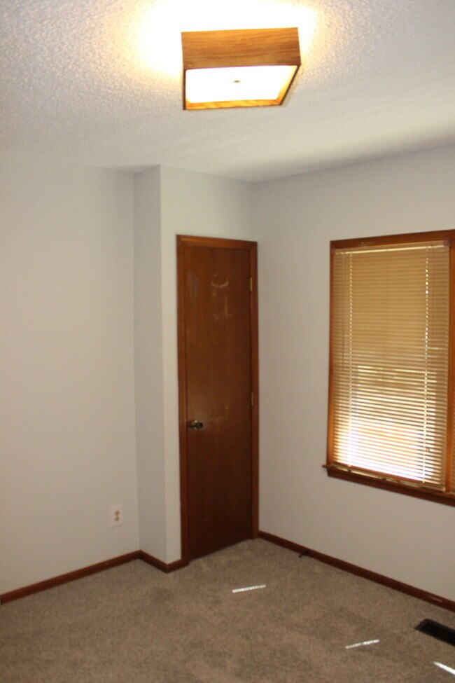 Building Photo - 3bed 2 bath in KCK off Turner and I-635