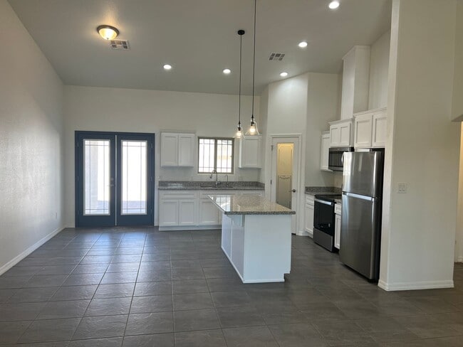 Building Photo - Large Corner Lot home with 3 full size bed...