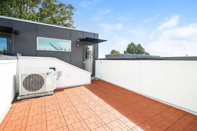 Building Photo - Stylish 3 Bedroom with Rooftop Decks and Dedicated Parking