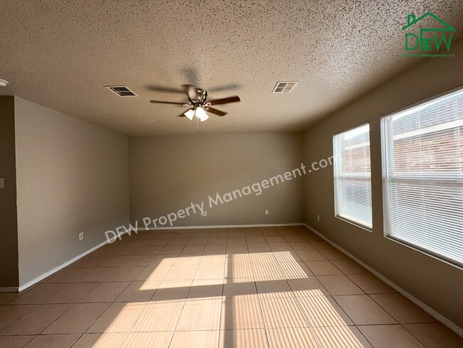 Building Photo - Spacious 4-Bedroom Home with Fireplace & Large Backyard in SW Fort Worth