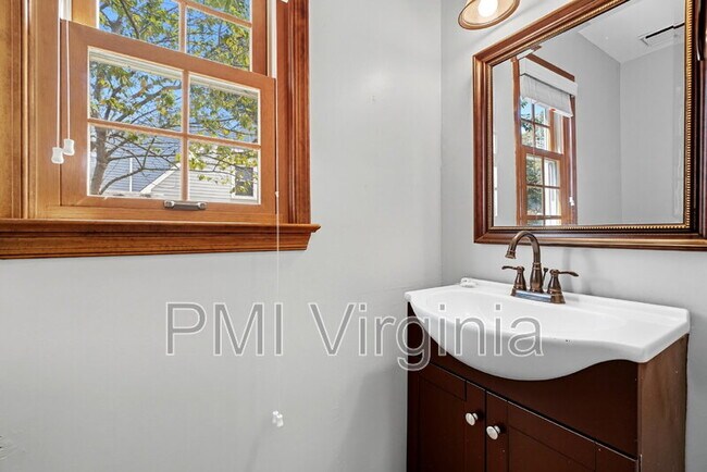 Building Photo - 932 Nugent Dr