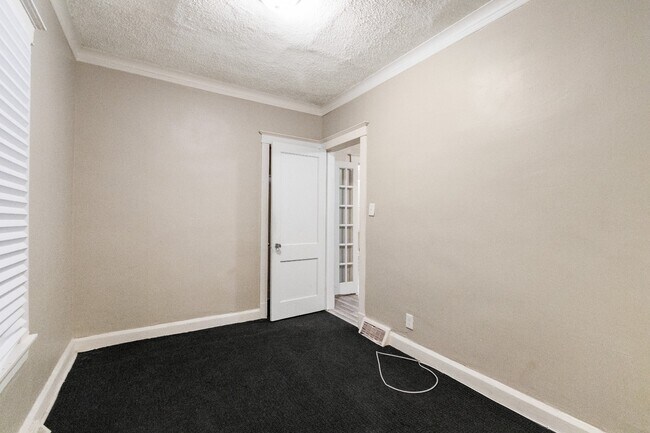 Building Photo - Charming 3-Bedroom Home | 1 Bath | In-Unit...