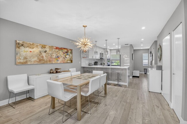 Building Photo - 9299 Vista Del Lago