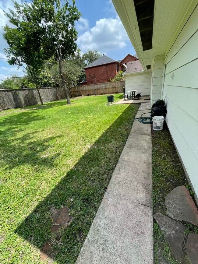 Building Photo - 5026 Indigo St