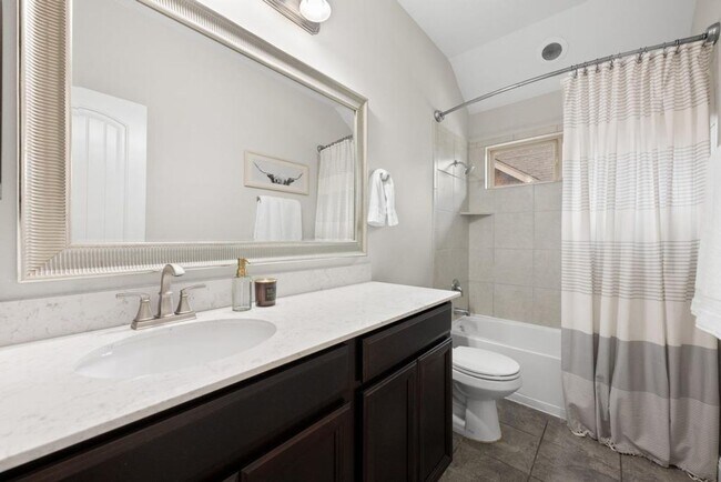Building Photo - Beautifully Designed Home offering Modern Comfort Ready for Lease!