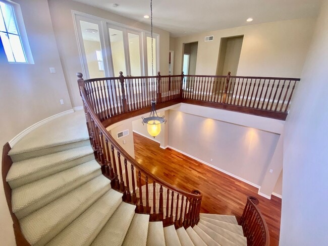 Building Photo - Elegant 5 Bedroom Home With Sweeping Staircase and Tons of Space!