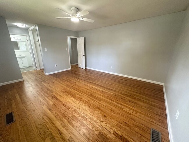 Building Photo - Beautifully Renovated 4 bedroom / 2 bath h...