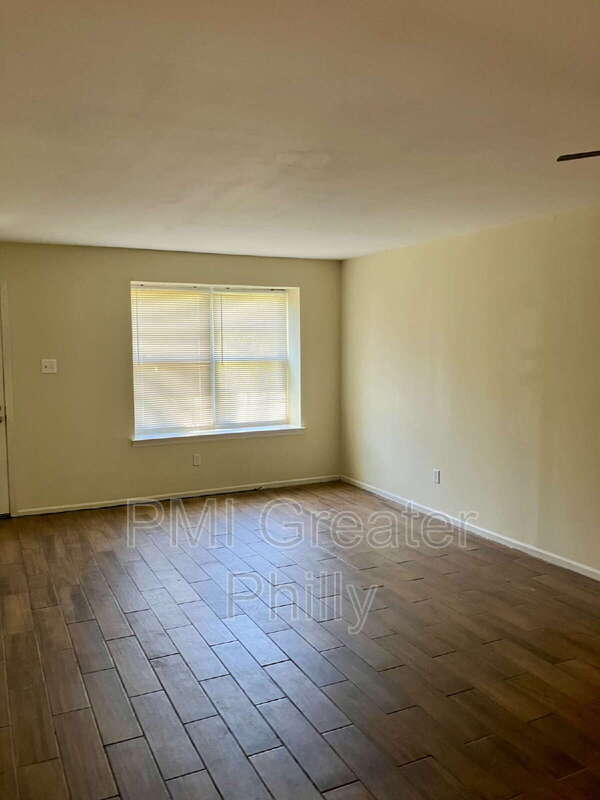 Building Photo - 1688 Bluebird Dr