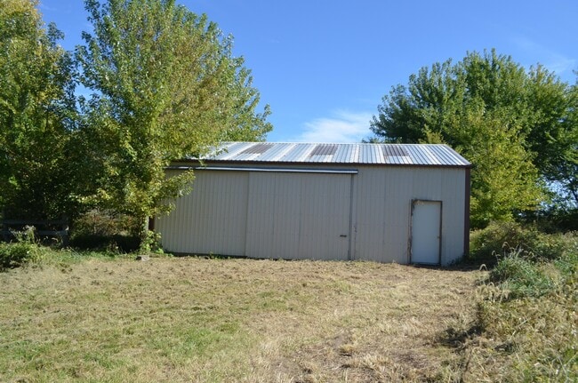 Building Photo - 5900 S River Hills Rd