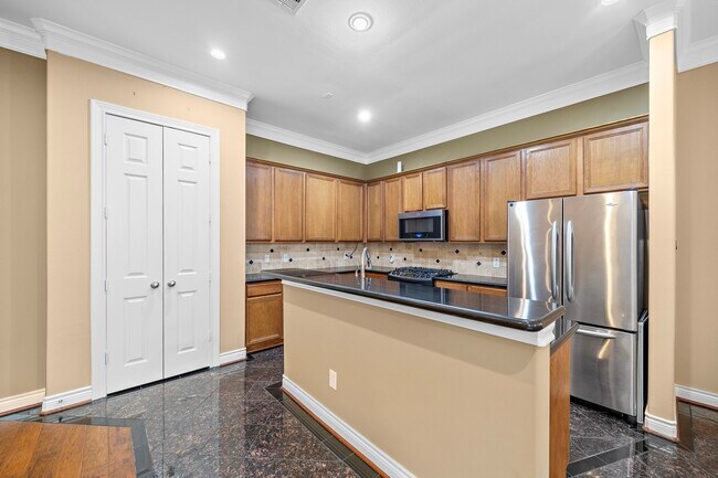 Building Photo - 2927 Clinton Dr