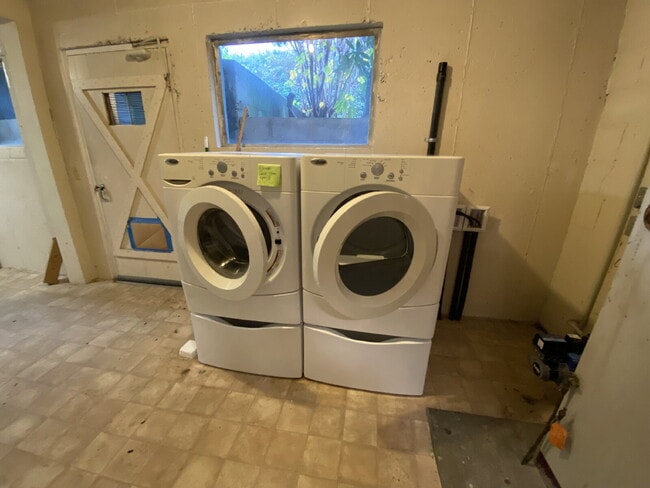 Building Photo - Cozy 1-Bed Retreat Overlooking Bellingham Bay with Utilities Savings!