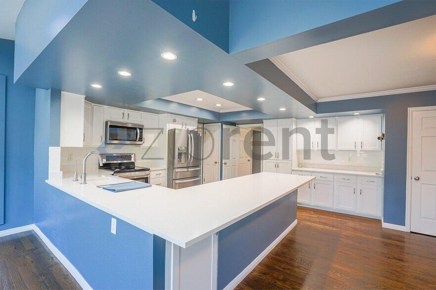 Building Photo - Unit