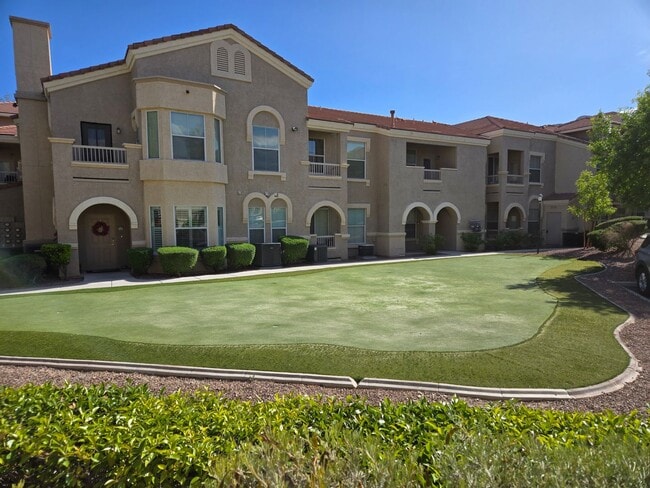 Building Photo - 1 bed, 1 bath condo with 2 car garage!!!