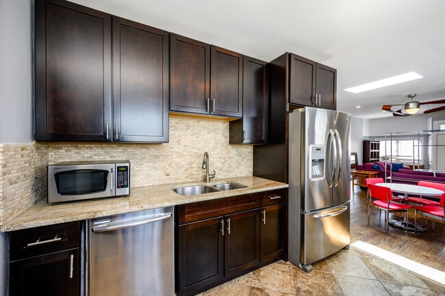 Building Photo - 1646 W Blackhawk St