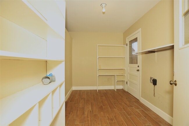 Building Photo - 103 E Meadow Ln