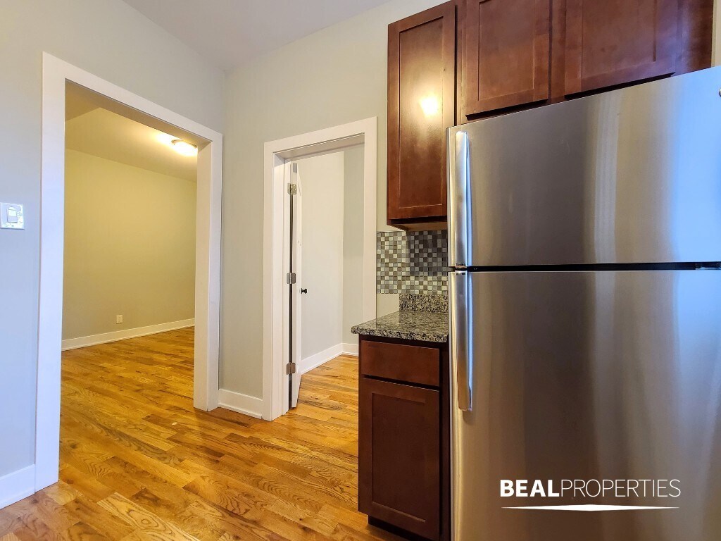 Building Photo - 627 W Oakdale Ave