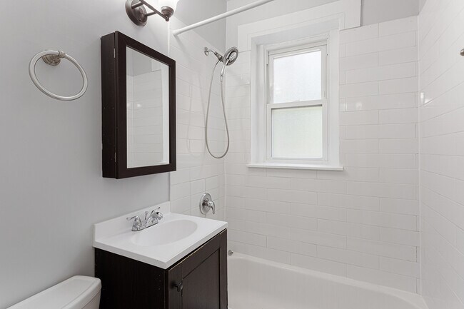 Building Photo - 1608 W Sherwin Ave