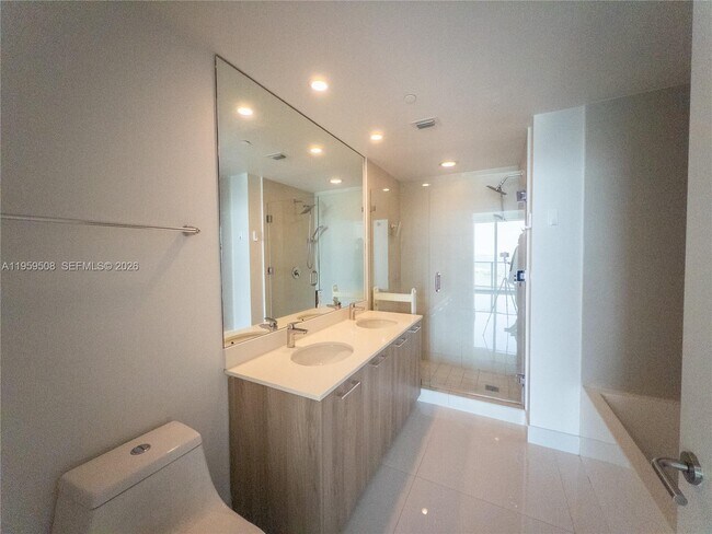 Building Photo - 501 NE 31st St