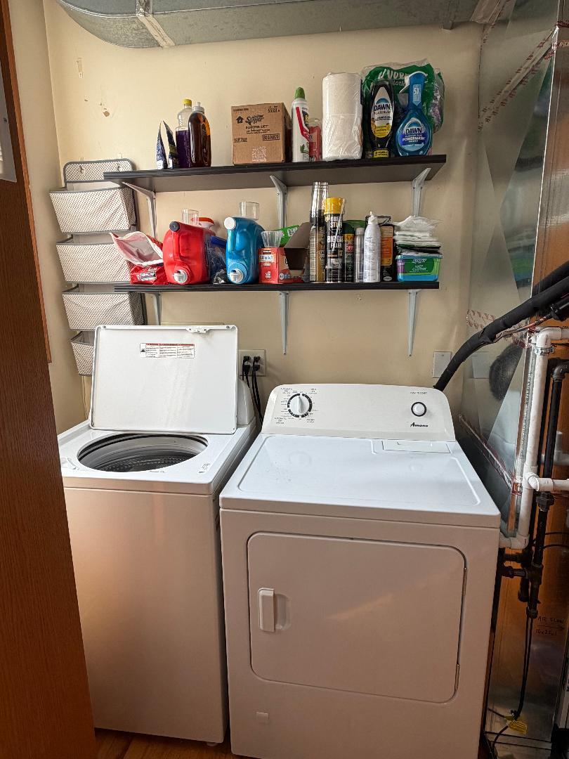 Building Photo - 2131 W Wellington Ave