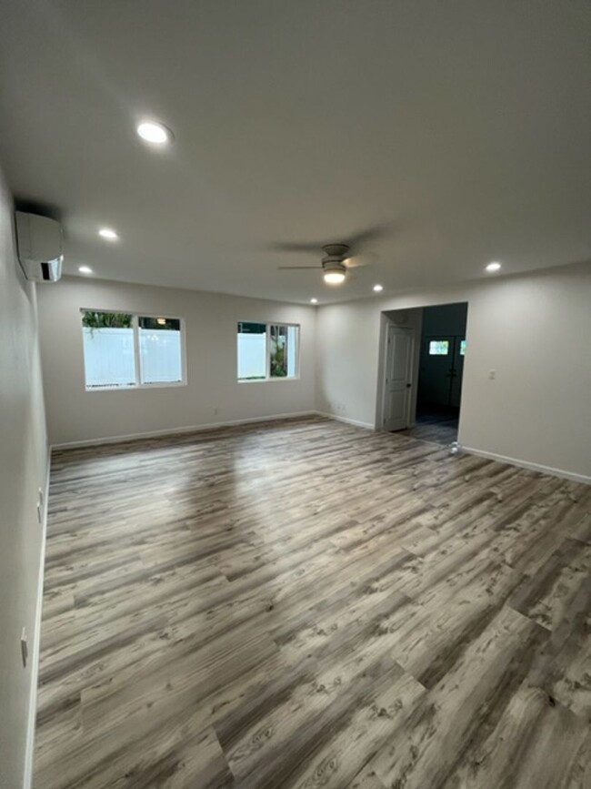 Building Photo - 3 bedrooms/ 2 baths on the ground level Du...