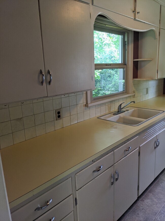 Building Photo - 414 S 12th Ave