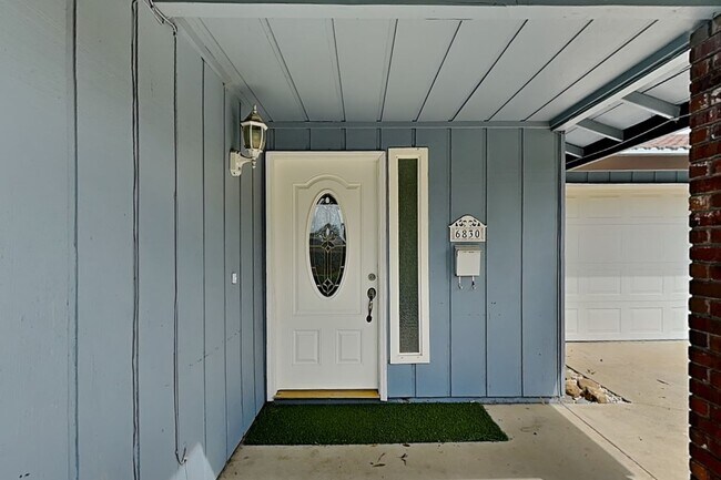 Building Photo - Halfplex with yard in South Land Park