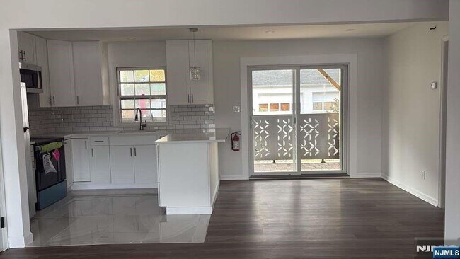 Building Photo - 671 Midland Ave