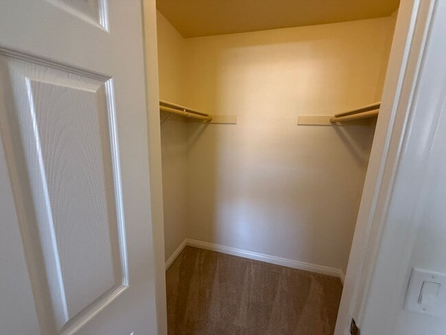 Building Photo - LOCATION LOCATION!! 4BR/3BA Townhome in De...