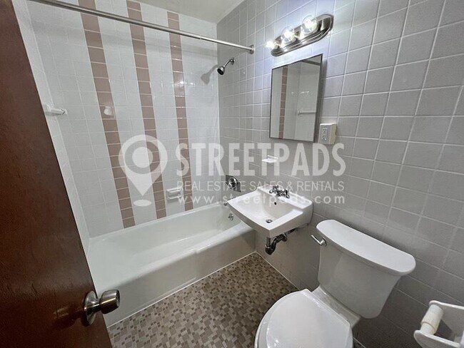 Building Photo - bedroom in Boston MA 02130