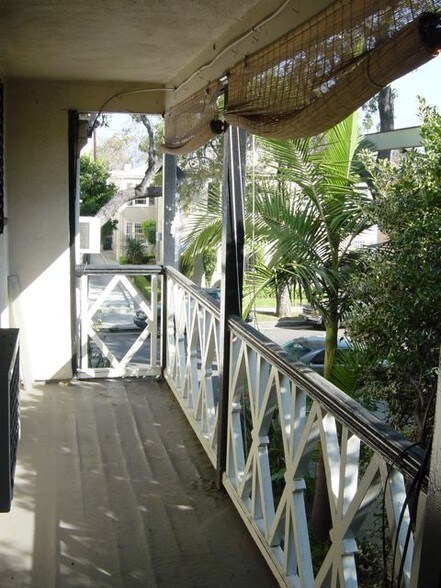 BALCONY - 6328 Orange St