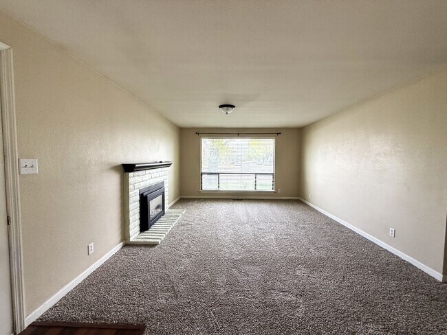 Building Photo - Adorable townhome in the desirable Woodside-Sparks community!