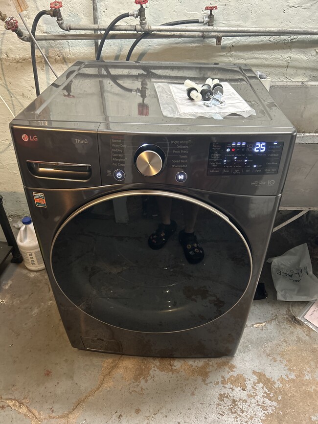 Brand new LG washer - 2415 W Cortland St