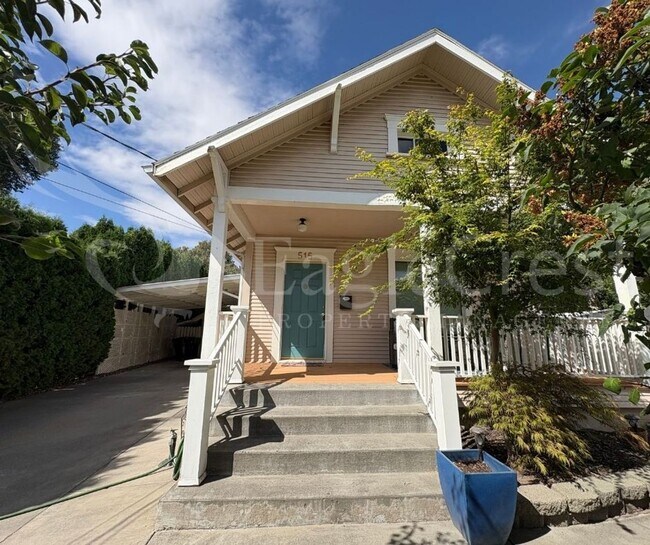 Building Photo - Three Bedroom, Two Bathroom House Near Sha...