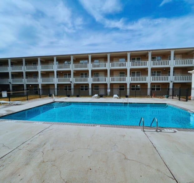 Pool - Jaguar Plaza