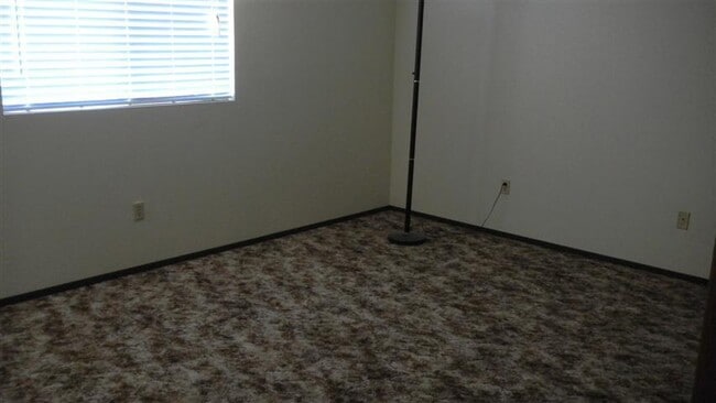 Building Photo - Spacious Home on the West Side of Redding ...