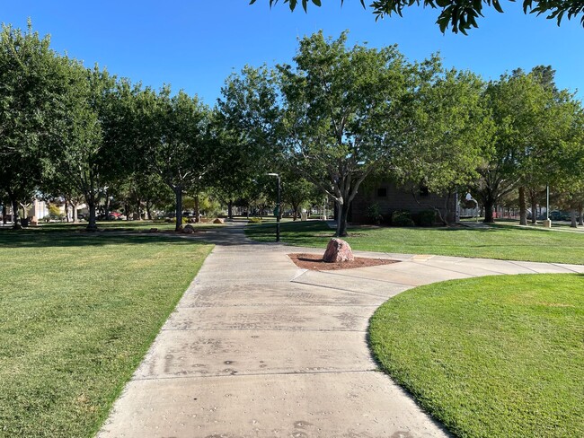 Building Photo - 988 Sky Forest Dr